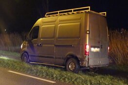 Botsing in Barsingerhorn: auto bijna te water