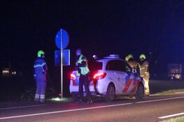 Botsing in Barsingerhorn: auto bijna te water