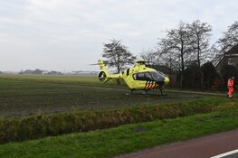 Wielrenner ramt paaltje en raakt gewond