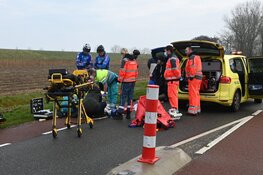 Wielrenner ramt paaltje en raakt gewond