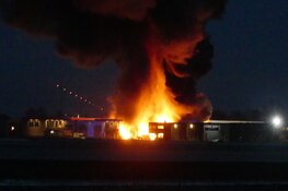 Zeer grote brand in loods in Winkel