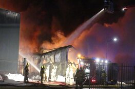 Zeer grote brand in loods in Winkel