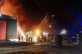 Zeer grote brand in loods in Winkel