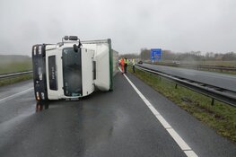 Vrachtwagen gekanteld op A7 bij Middenmeer