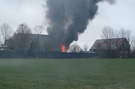 Uitslaande brand in schuur in Hippolytushoef, rook in wijde omgeving te zien