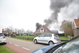 Uitslaande brand in schuur in Hippolytushoef, rook in wijde omgeving te zien
