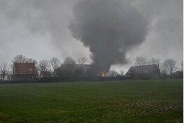 Uitslaande brand in schuur in Hippolytushoef, rook in wijde omgeving te zien