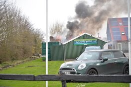 Uitslaande brand in schuur in Hippolytushoef, rook in wijde omgeving te zien