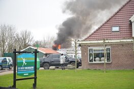 Uitslaande brand in schuur in Hippolytushoef, rook in wijde omgeving te zien