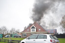 Uitslaande brand in schuur in Hippolytushoef, rook in wijde omgeving te zien
