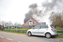 Uitslaande brand in schuur in Hippolytushoef, rook in wijde omgeving te zien