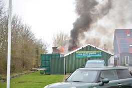 Uitslaande brand in schuur in Hippolytushoef, rook in wijde omgeving te zien