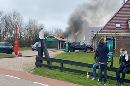 Uitslaande brand in schuur in Hippolytushoef, rook in wijde omgeving te zien