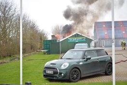 Uitslaande brand in schuur in Hippolytushoef, rook in wijde omgeving te zien